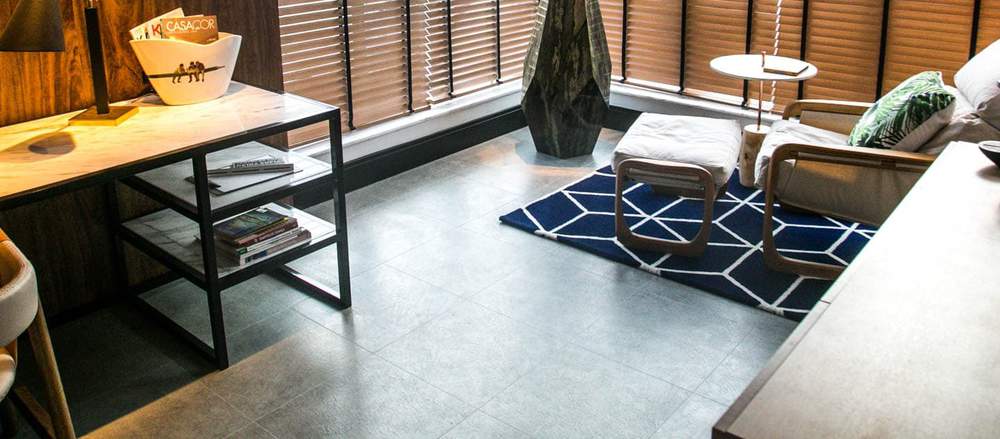 Saiba porque o vinílico é a escolha certa contra o porcelanato